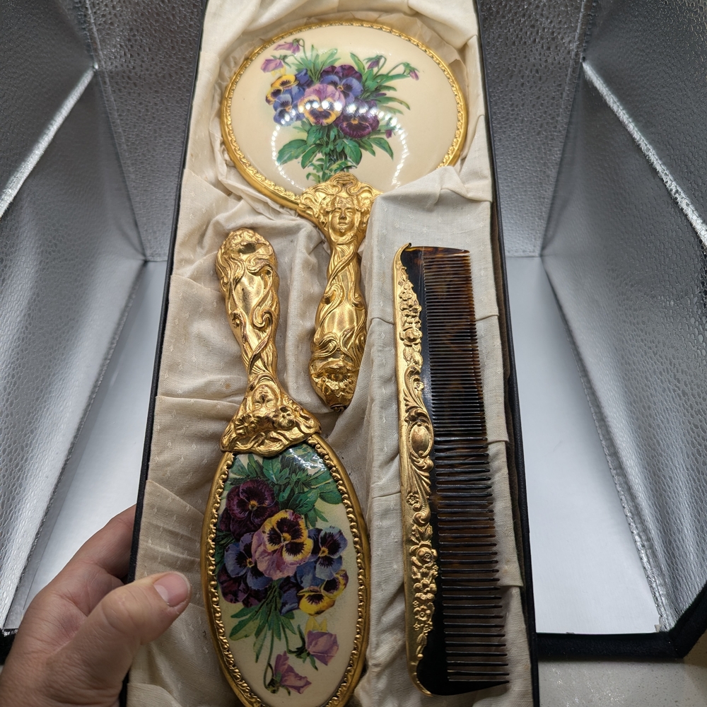 Art Nueveo Gold Vanity Set